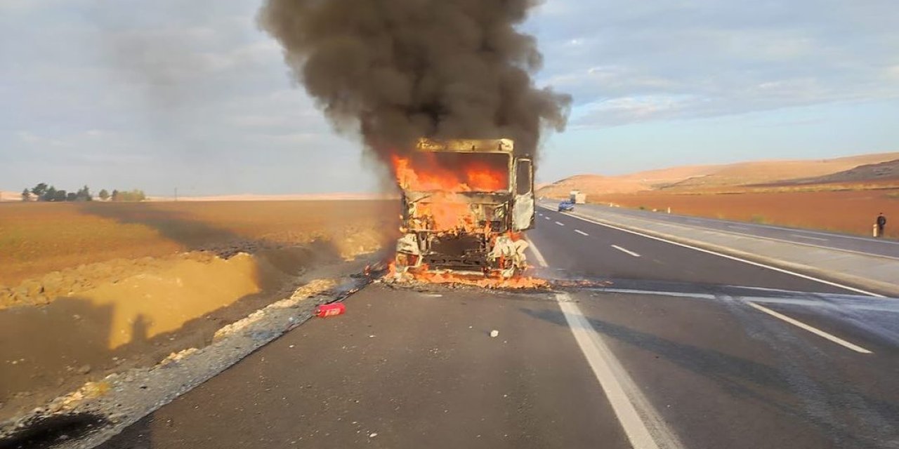 Şırnak'ta Kömür Yüklü Kamyon Yandı