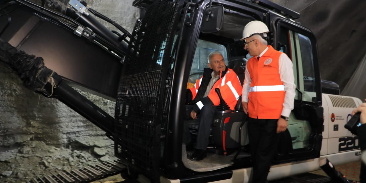 Bakan Uraloğlu, Erzincan Sünebeli Tüneli'nin Işık Görme Törenine Katıldı