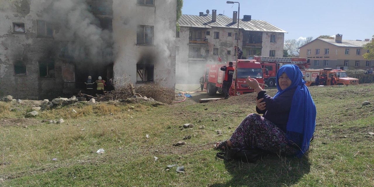 Depodaki Yangını Gözyaşlarıyla İzledi