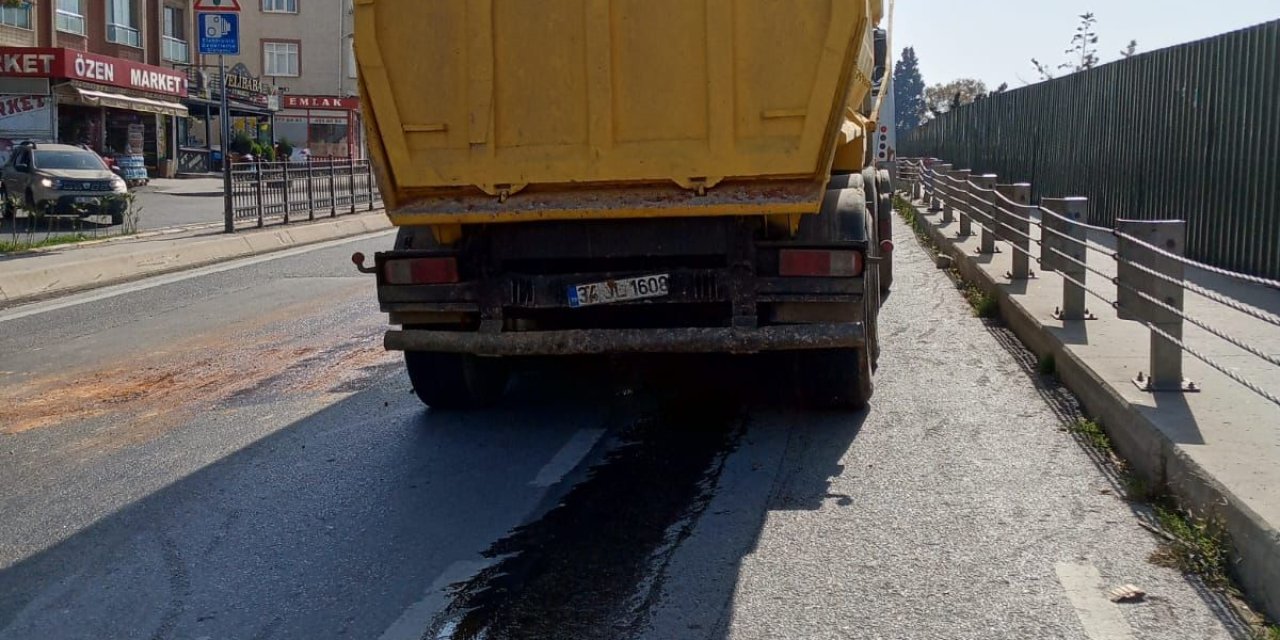 Kartal'da Hafriyat Kamyonundan Dökülen Yağ Kazalara Neden Oldu