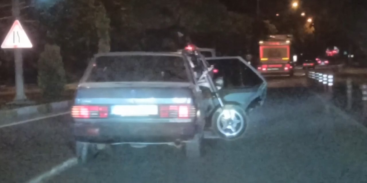 Otomobilin Arka Koltuğunda Taşıdığı Motosikletin Ön Tekeri Dışarıda Kaldı