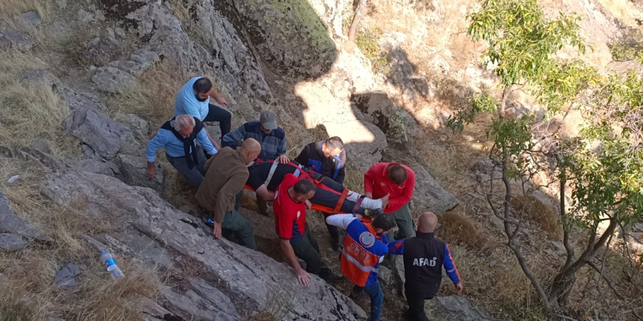 Kayalıklardan Düştü, Ambulans Helikopterle Hastaneye Kaldırıldı