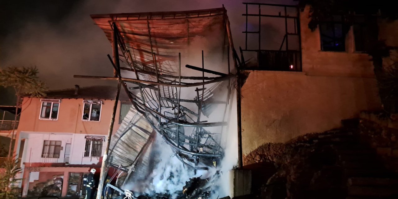 Antalya'da 2 Katlı Ahşap Ev Alev Alev Yandı; Patlama Ve Panik Anları Kamerada