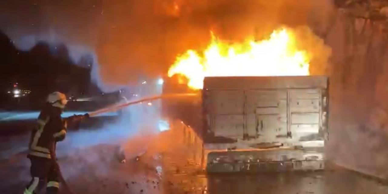 Kereste Yüklü Tır'ın Dorsesi Yandı