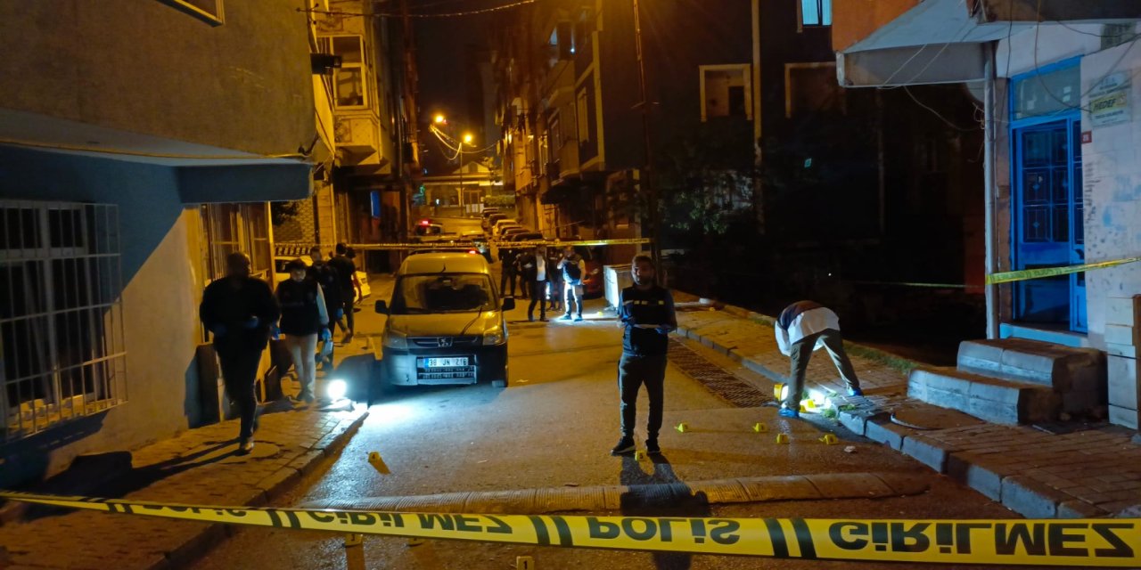 Bağcılar'da Otomobilde Silahlı Saldırıya Uğrayıp Yaralanan Kişi, Olay Yerinden Kaçtı