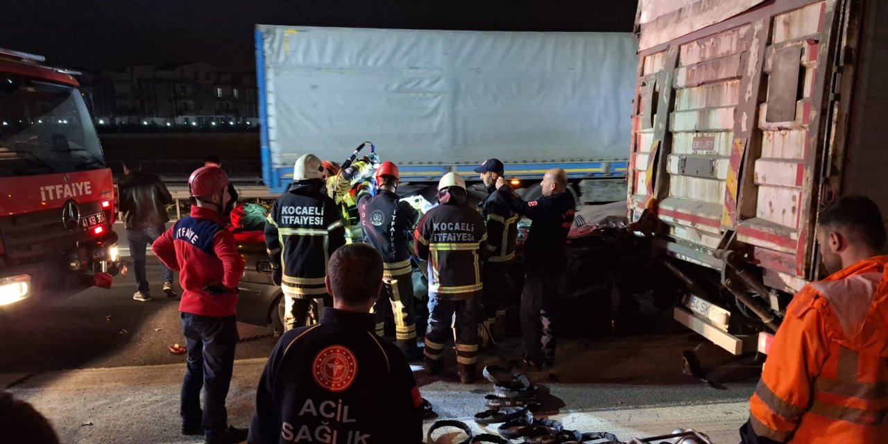 Tem'de Otomobil Kamyona Çarptı: 1 Ölü, 2 Yaralı