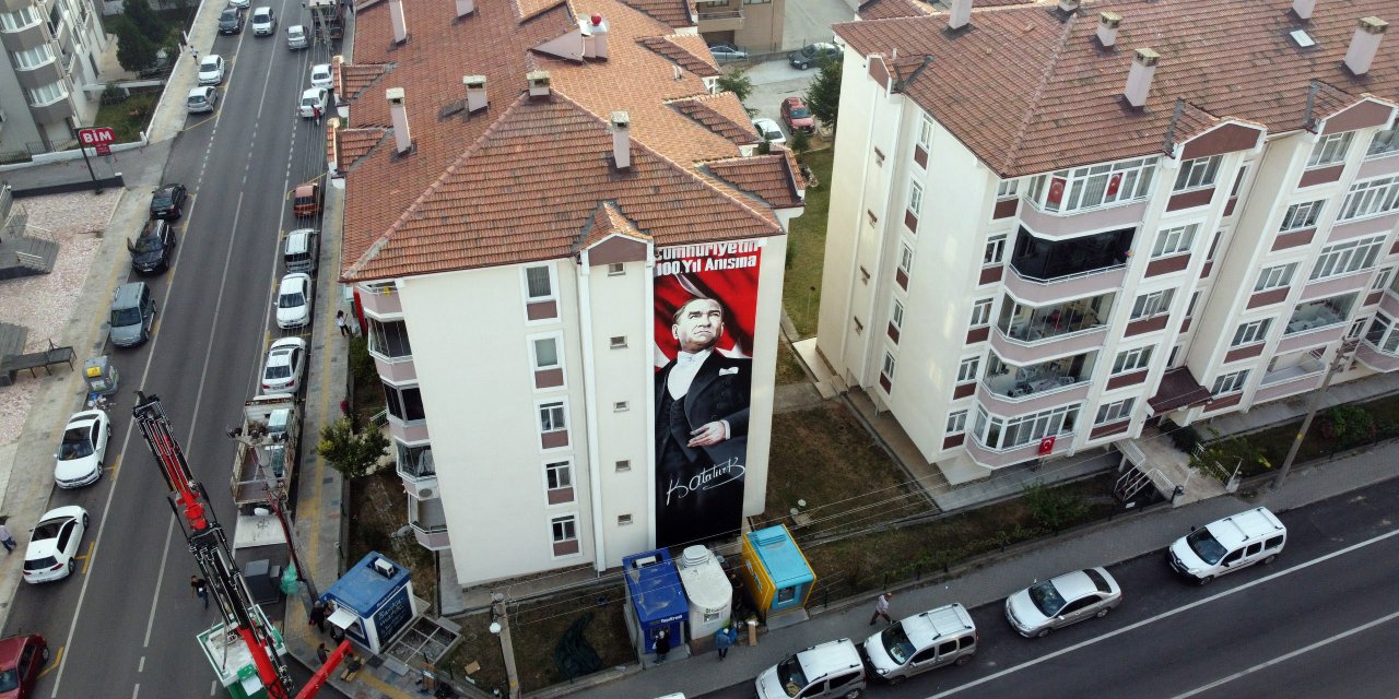 100'üncü Yılı Anısına, Apartman Duvarına 15 Metrelik Atatürk Portresi Yaptırdılar