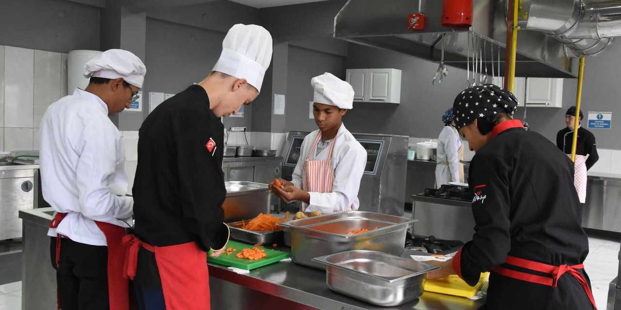 Atıl Malzemelerden Kurulan Mutfakta, Zihinsel Engelli Öğrenciler 3 Okula Yemek Sağlıyor