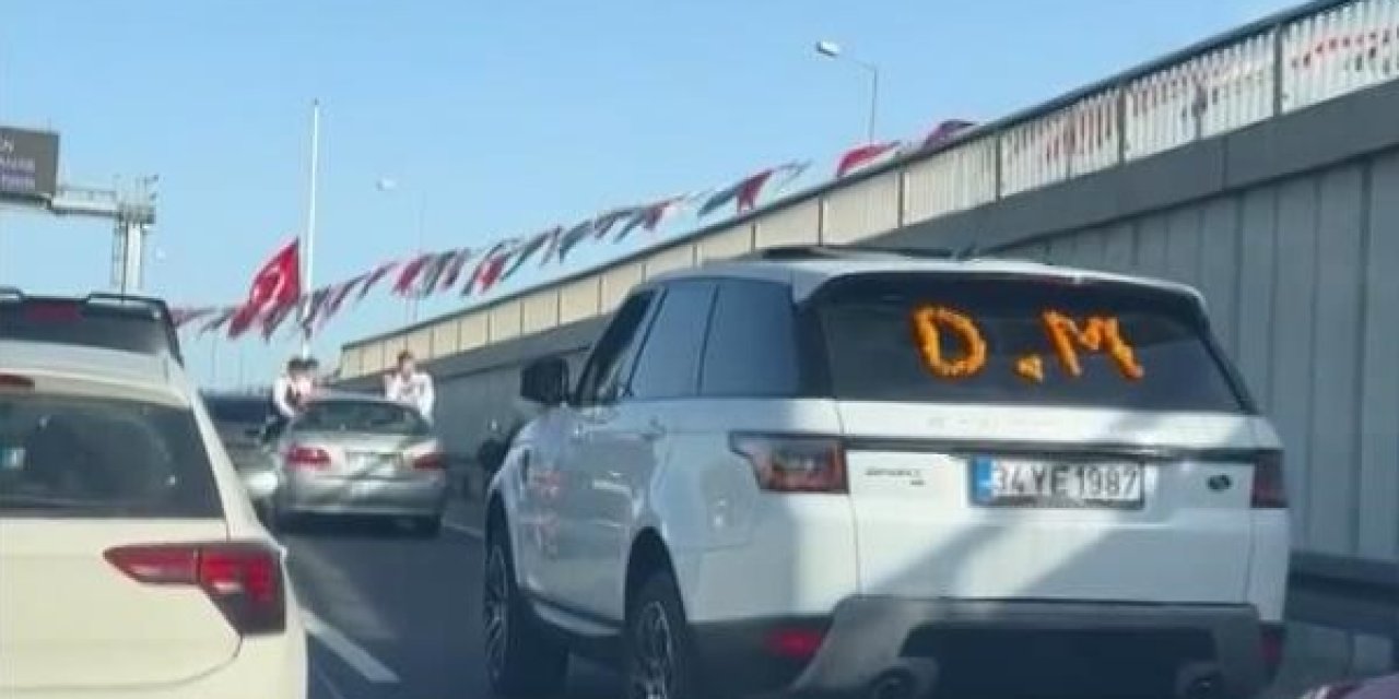 Düğün Konvoyundaki Aracın Camından Sarktılar; Tehlikeye Davetiye Çıkardılar