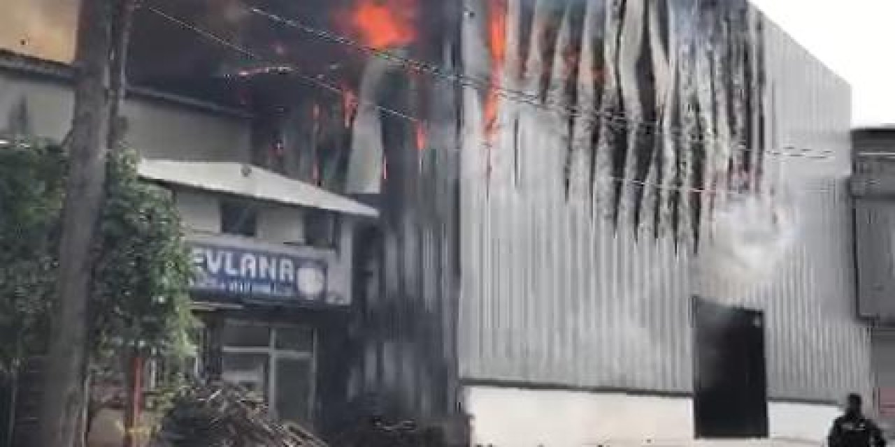 Küçükçekmece'de Kimyasal Maddelerin Bulunduğu Depoda Yangın-1