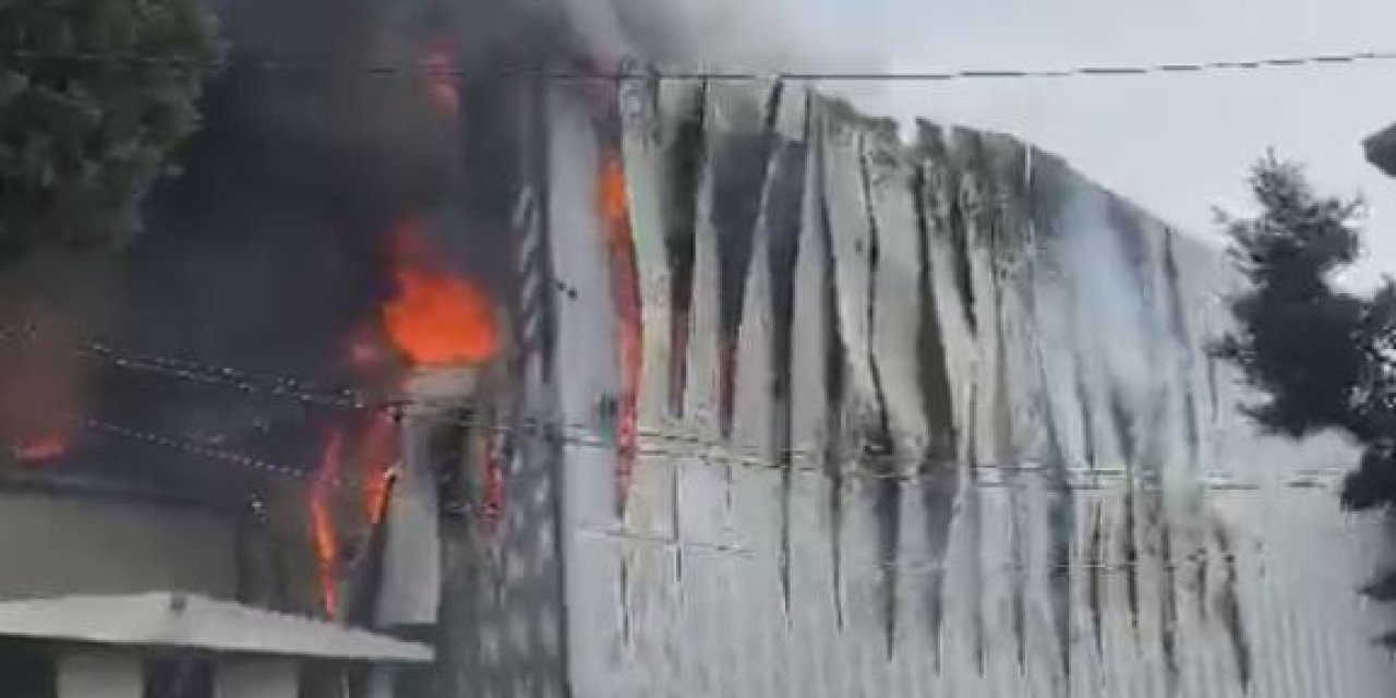 Küçükçekmece'de Kimyasal Madde Deposu Alev Alev Yandı