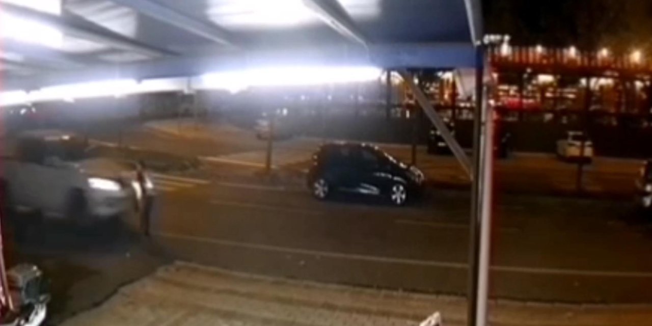 Yaya Geçidinde Hafif Ticari Araç Çaptı; Kaza Kamerada