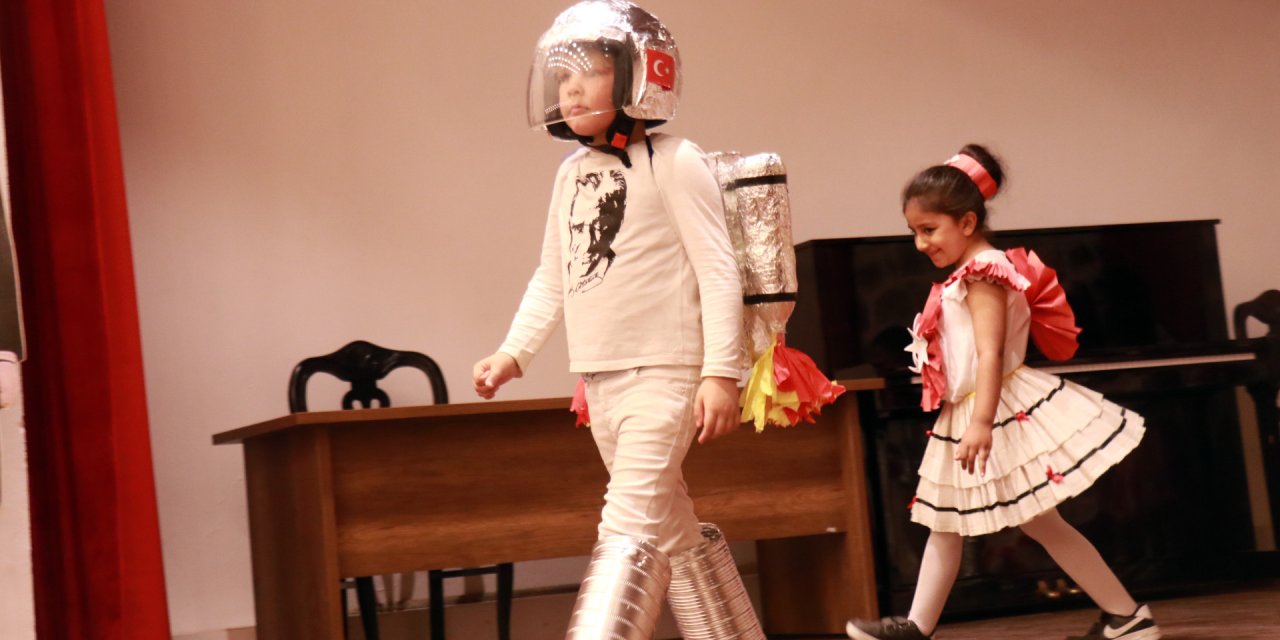 İlkokul Öğrencilerinden 100'üncü Yıla Özel 'Geri Dönüşüm' Defilesi