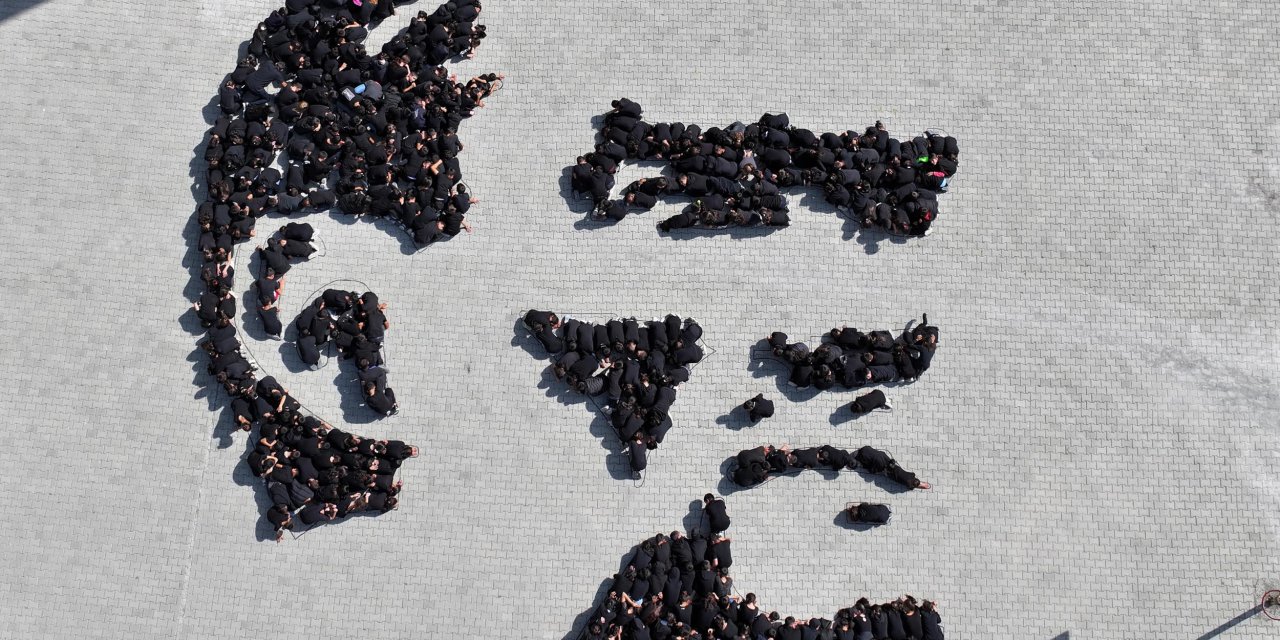 400 Öğrenci, Okul Bahçesinde Atatürk Silüeti Oluşturdu