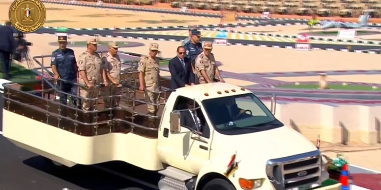 Mısır Devlet Başkanı Sisi, Süveyş'teki Tümeni Denetledi