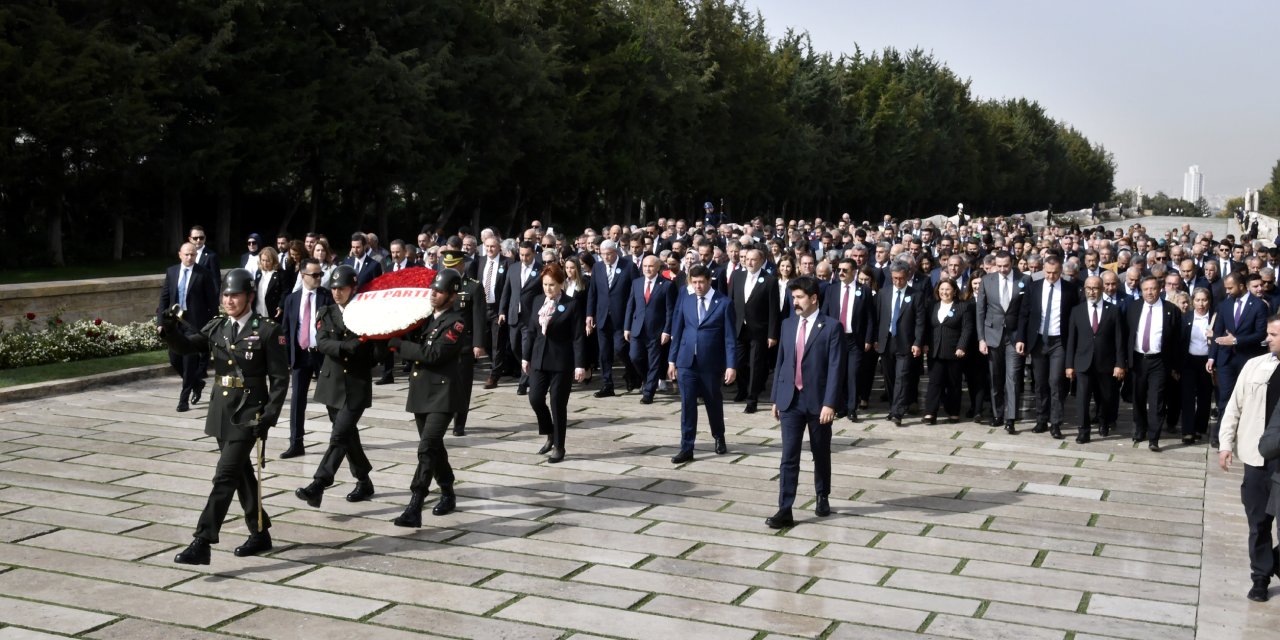 Akşener, Anıtkabir'i Ziyaret Etti