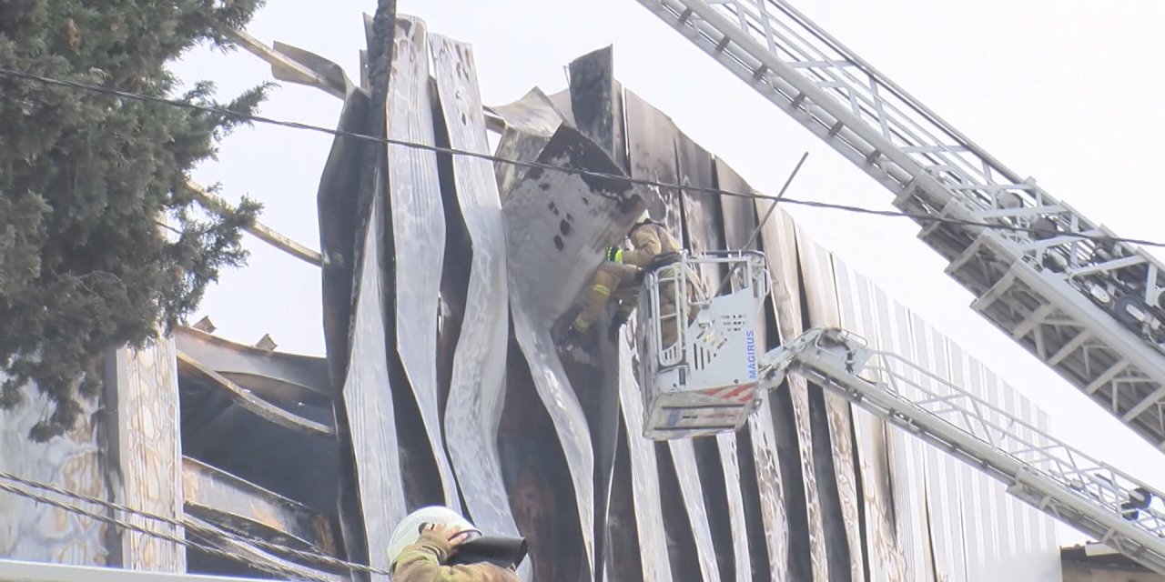 Ek Fotoğraf Ve Bilgi // Küçükçekmece'de Kimyasal Madde Deposu Alev Alev Yandı
