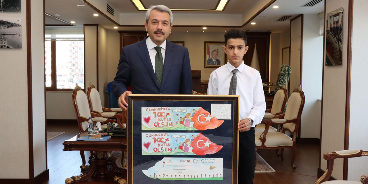 Rize Valisi Baydaş’tan İşitme Engelli Öğrenciye 100. Yıl Cumhuriyet Davetiyesi Sürprizi