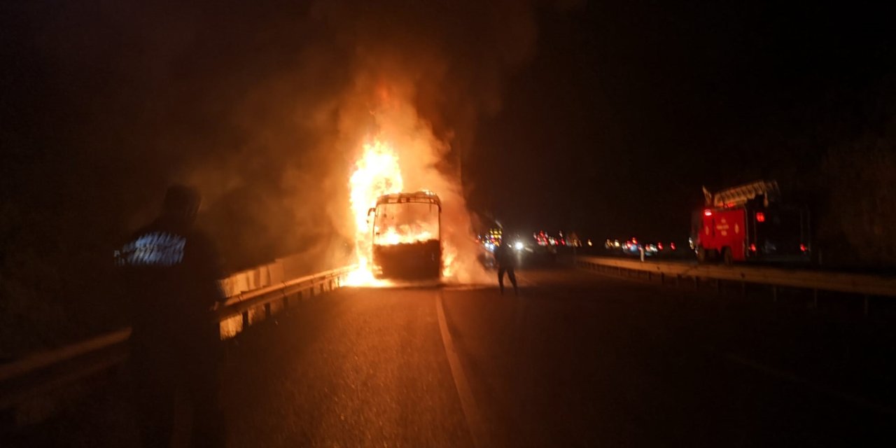 Yolcu Otobüsü Seyir Halinde Yandı