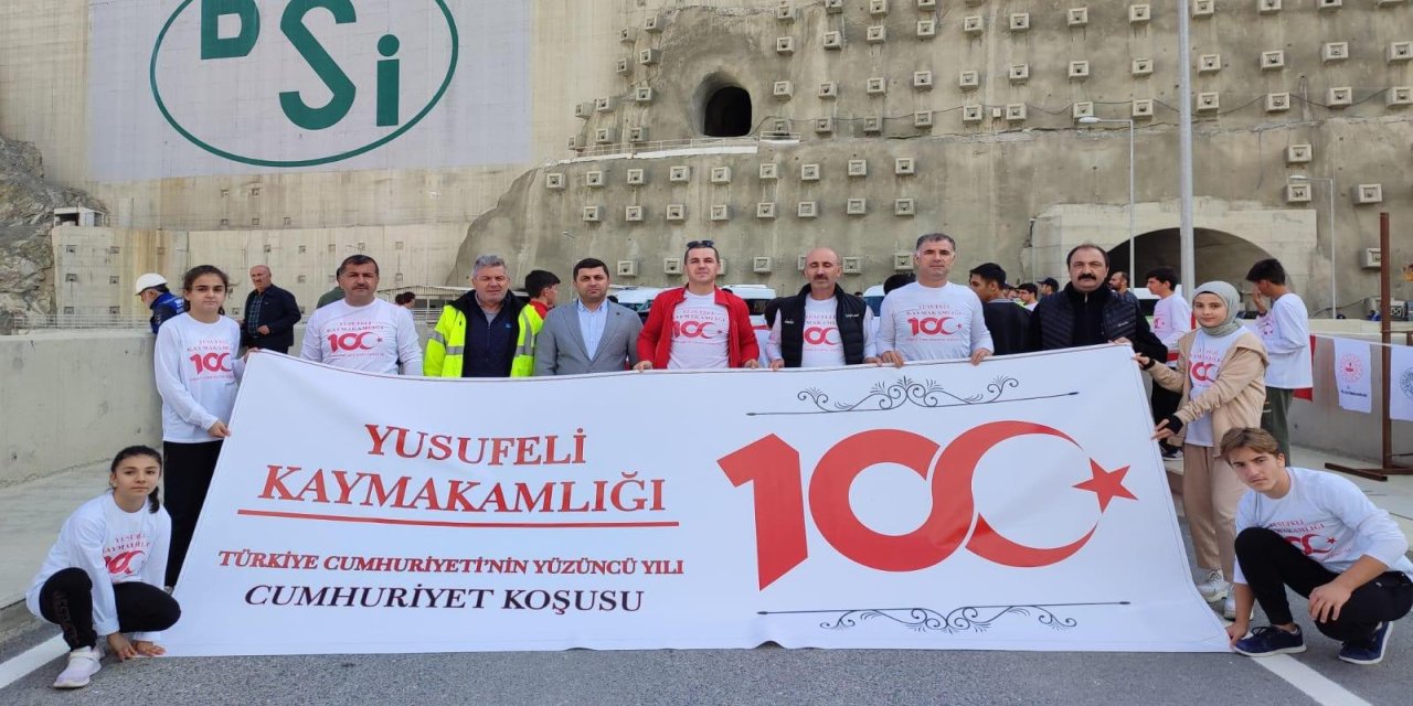 Artvin'de öğrenciler 275 metre yüksekliğindeki baraj gövdesinde koştu