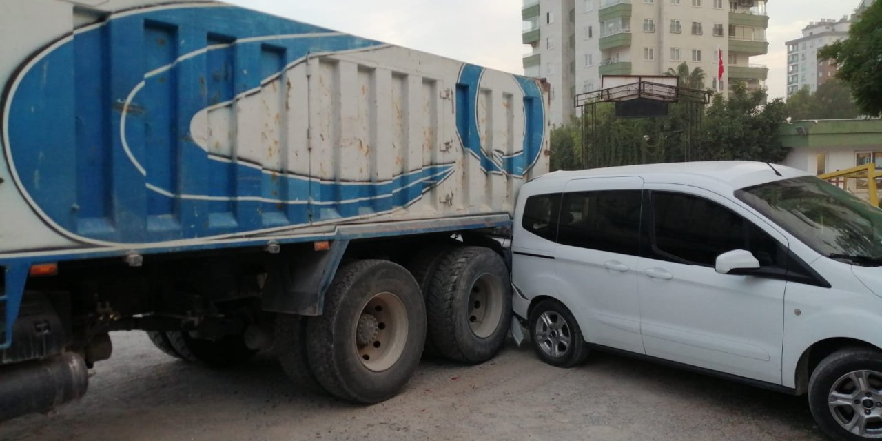 Freni Boşalan Kamyonun Geri Kayıp İki Araca Çarpması Kamerada