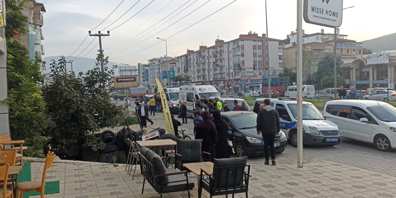 Kendisine Bıçakla Saldıran Husumetlisine Otomobil Jantıyla Vurdu; 2 Yaralı