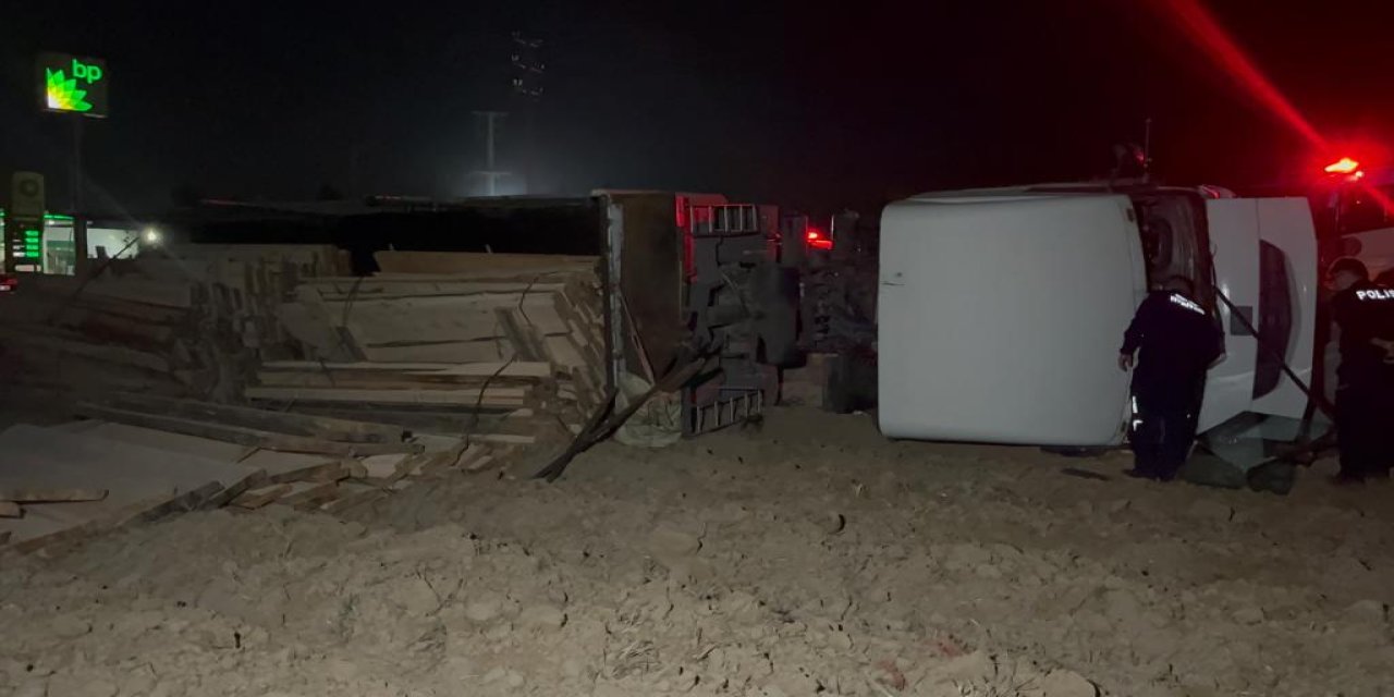 Bursa'da Kereste Yüklü Tır Tarlaya Devrildi: Sürücü Aracını Bırakıp Kaçtı