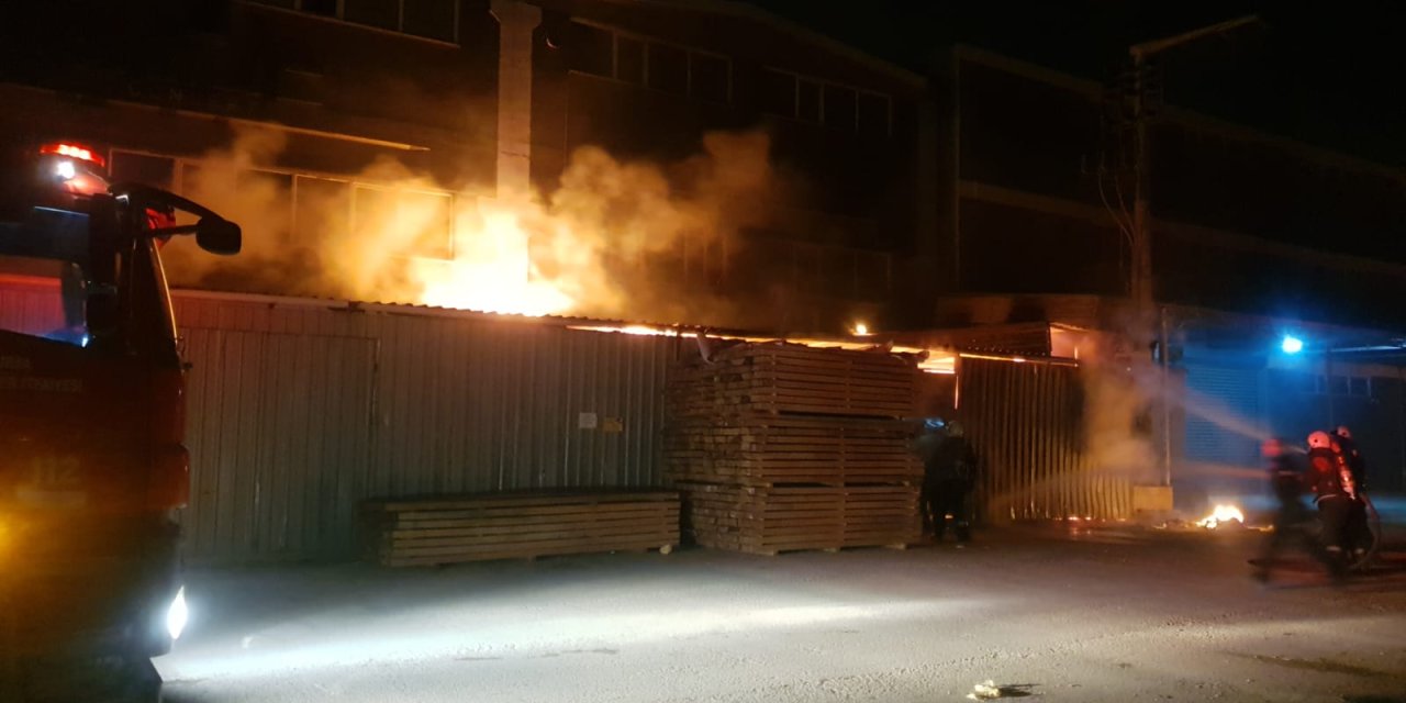 Devriye Atan Mahalle Bekçilerinin Fark Ettiği Yangın, Büyümeden Söndürüldü