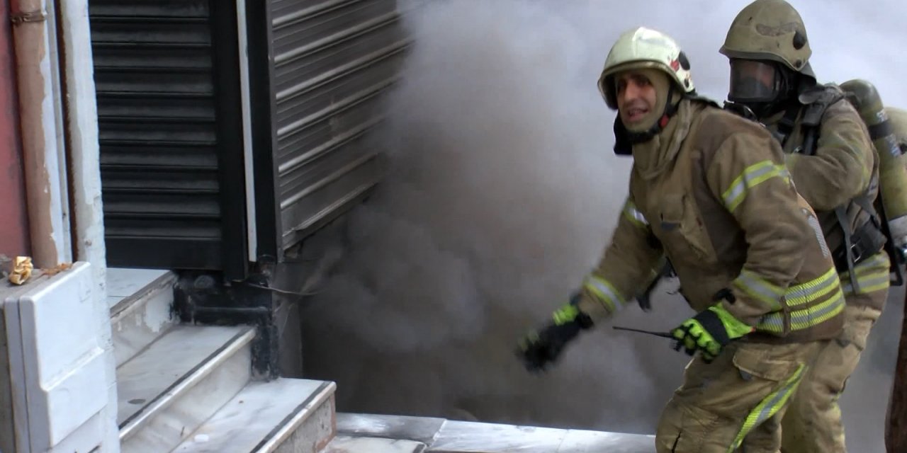 Şişli'de Yangında Dumandan Etkilenen Kedi Kalp Masajıyla Kurtarıldı