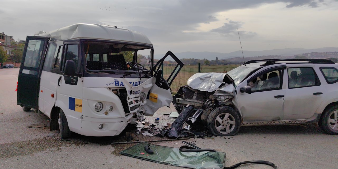 Bursa'da Cip, Yolcu Minibüsüne Çarptı; 11 Yaralı
