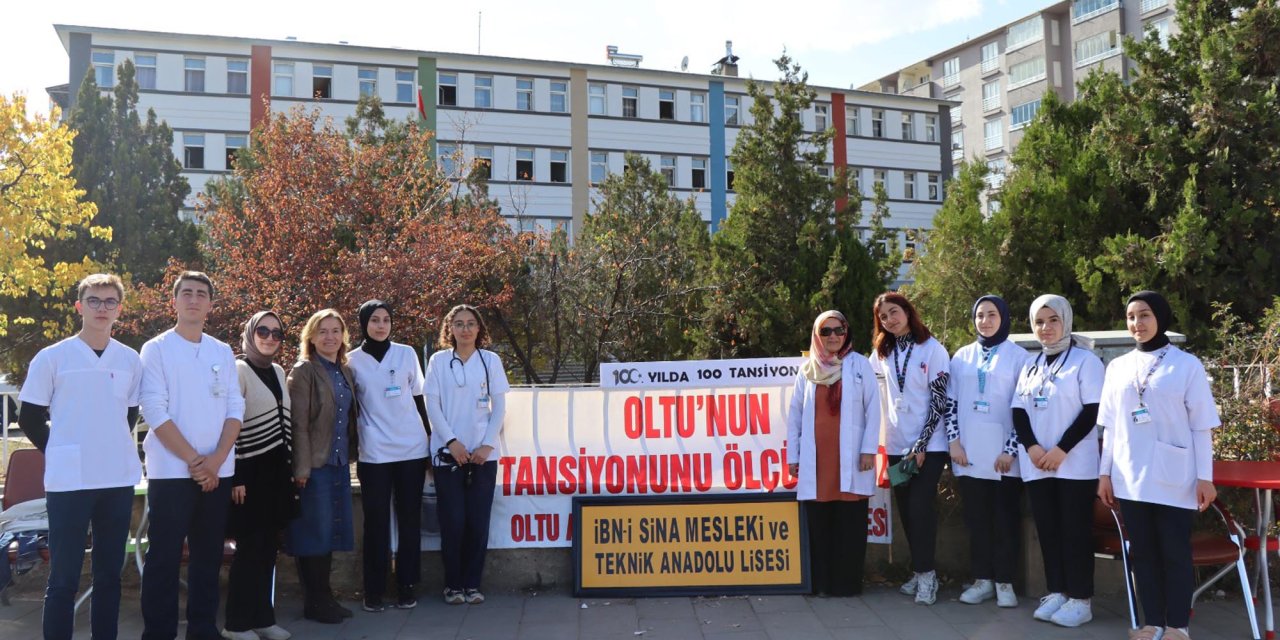 Lise Öğrencileri, 'cumhuriyet'in 100'Üncü Yılı' Kapsamında 500 Kişinin Tansiyonunu Ölçtü