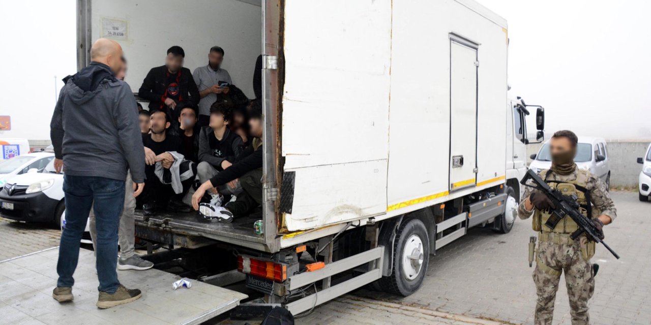 Kamyonda 51 Kaçak Göçmen Yakalandı