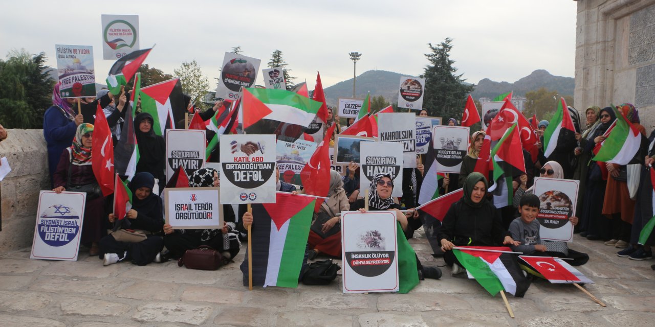 Tarihi Köprü Üzerinde İsrail Protestosu