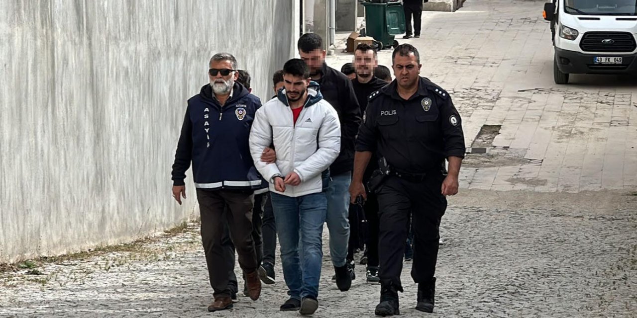 Kütahya'da Galericiyi Silahla Yaralayan Kasklı Saldırgan Tutuklandı