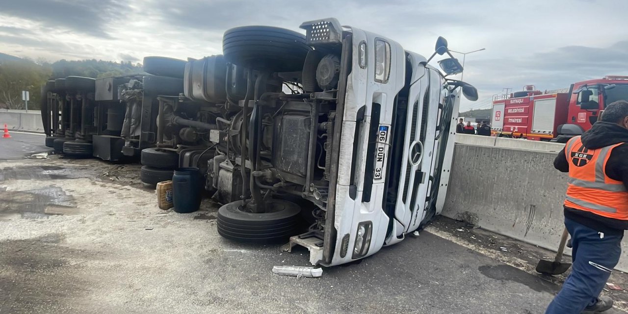 Tem'de Tır Devrildi; Uzun Araç Kuyrukları Oluştu