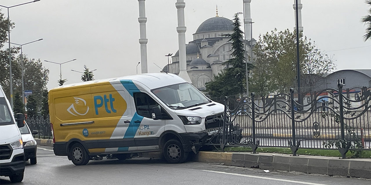 Trabzon'da kargo kamyonu refüje çarptı