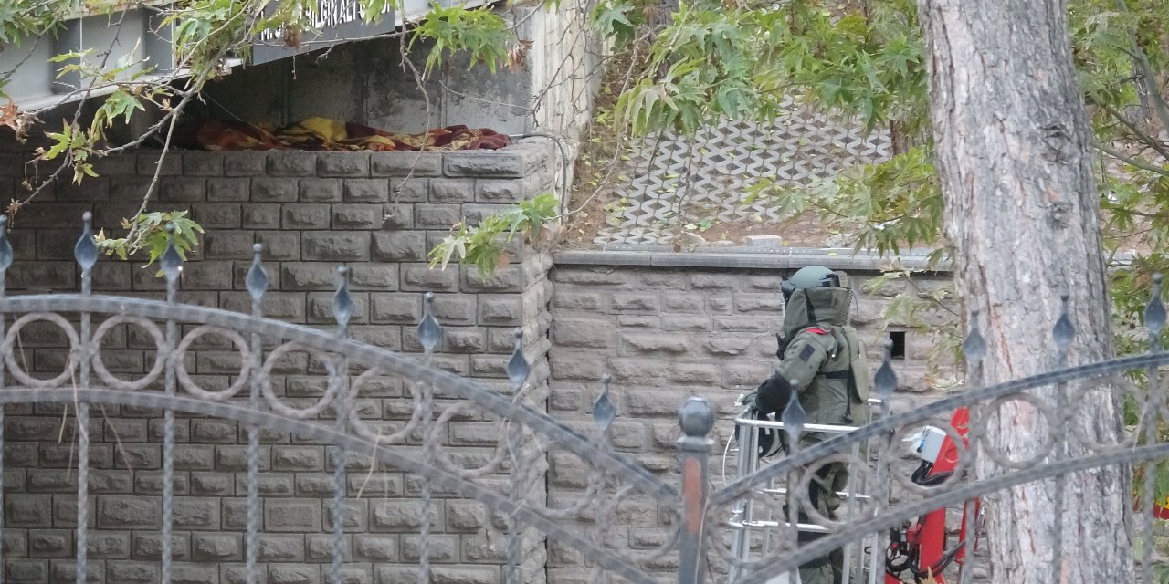 Altgeçidin Tavanına Sıkıştırılan Şüpheli Çanta Panik Yarattı; Hızlı Tren Seferleri Durduruldu