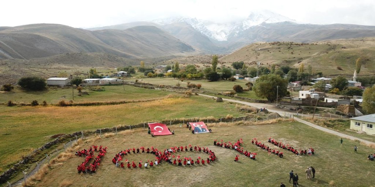 Ağrı Dağı Eteğinde Öğrenciler Vücutlarıyla 100’üncü Yıl Koreografisi Oluşturdu