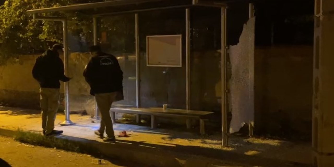 Otobüs Durağında Tartıştığı Arkadaşlarına Pompalı İle Ateş Açtı: 3 Yaralı