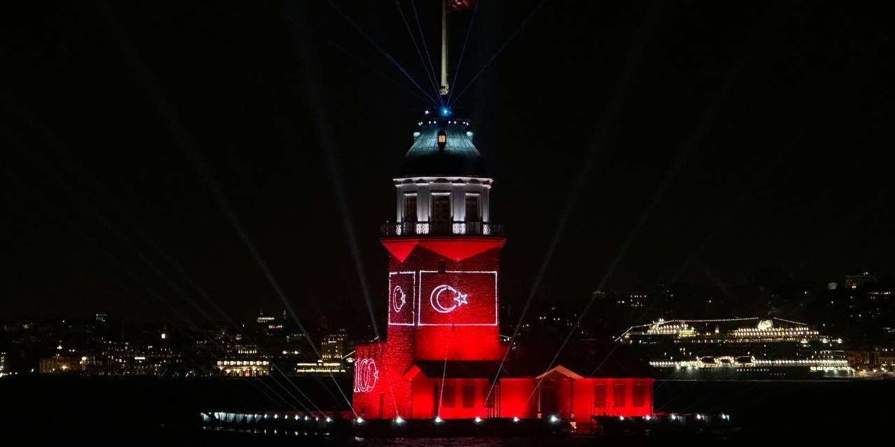 Kız Kulesi Türk Bayrağı İle Işıklandırıldı