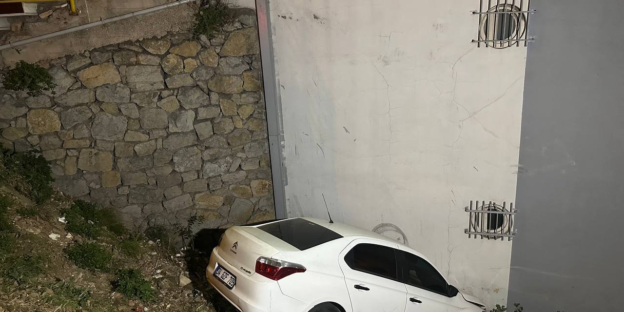 Pendik'te Navigasyonun Gösterdiği Toprak Yola Giren Sürücü, Otomobille Boşluğa Düştü