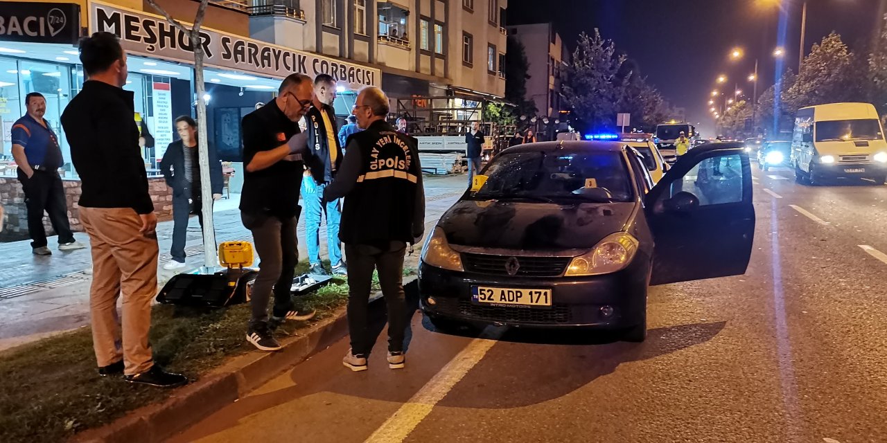 Yaya Geçidinde Otomobilin Çarptığı 3 Kişi, Yaralandı