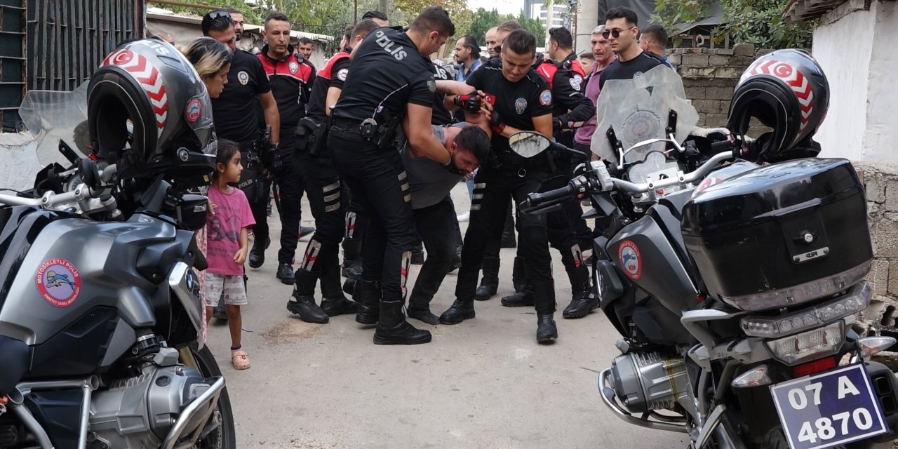 Uyuşturucu Ticareti Hükümlüsü, Polis Çevirmesinde Taksi Şoförünün Boğazına Bıçak Dayadı
