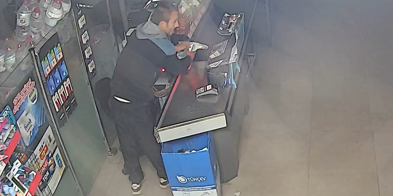 Parke Taş İle Kapısını Kırdığı Marketten 40 Paket Sigara Çaldı