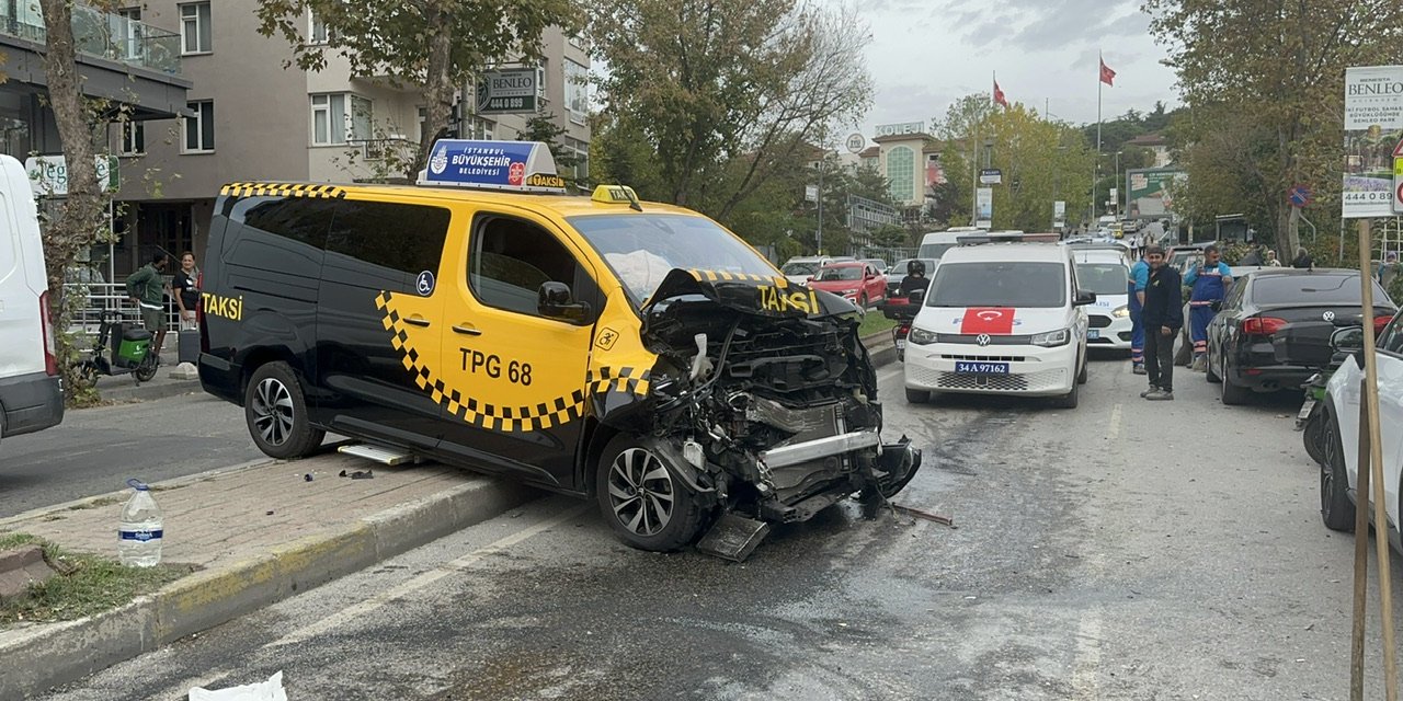 Üsküdar'da Kamyonet Taksiye Çarptı