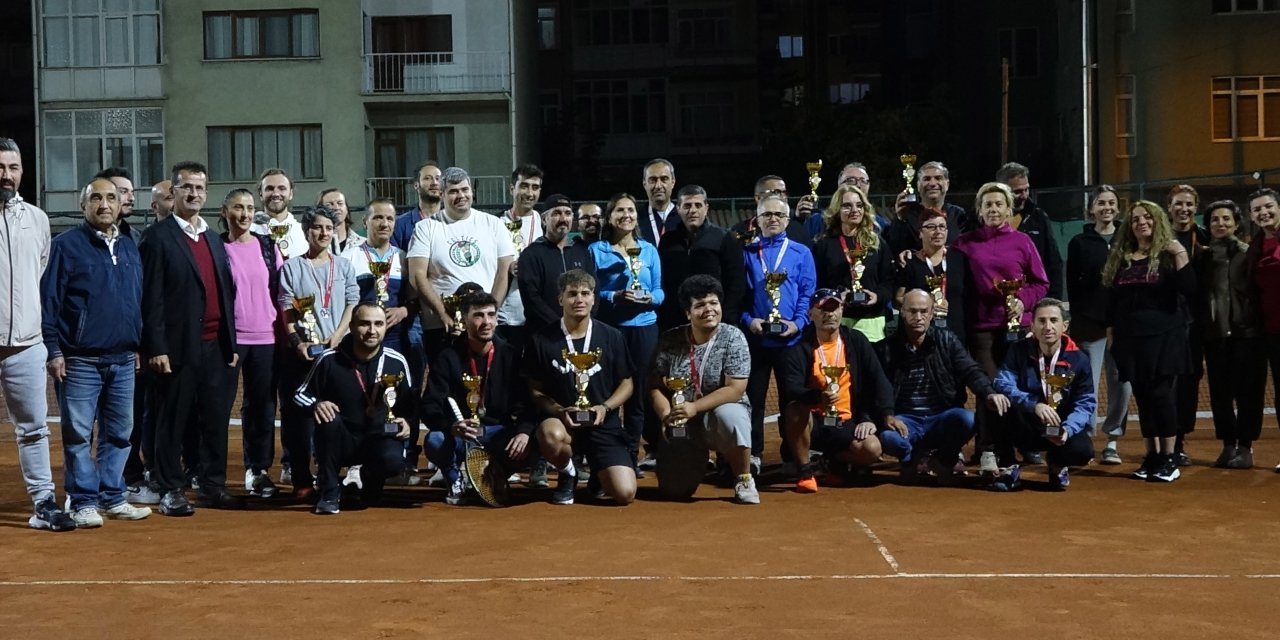 100'üncü Yıl Tenis Turnuvası'nda Ödüller Verildi