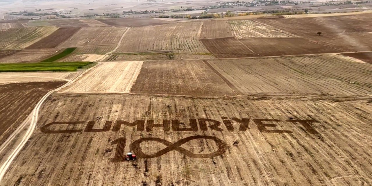 Mehmetçikten Tarlasına 'Cumhuriyet' Yazan Çiftçiye Selam