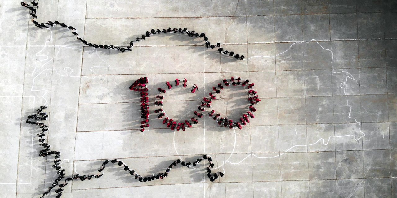 Öğretmen Ve Öğrencilerden 100’üncü Yıl Koreografisi