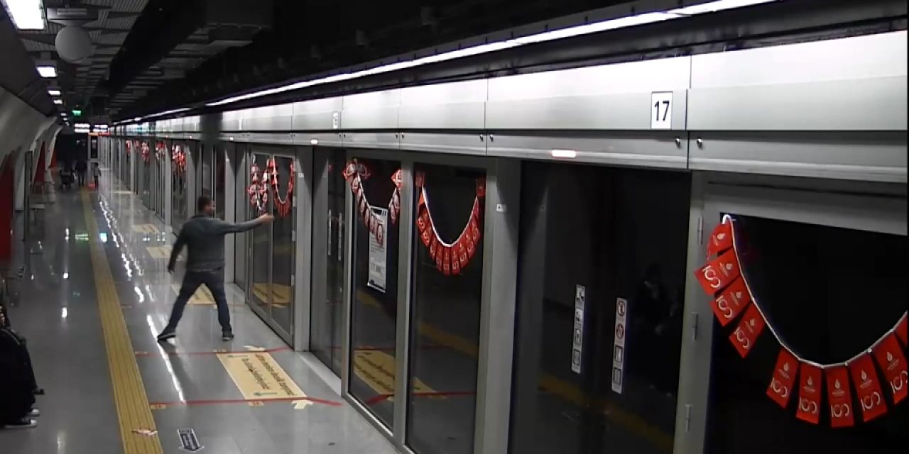 Metroda Türk Bayraklarına Çirkin Saldırının Görüntüleri Ortaya Çıktı