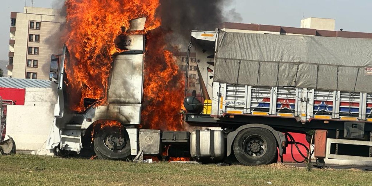 Bariyere Çarpıp Alev Alan Kömür Yüklü Kamyon Yandı